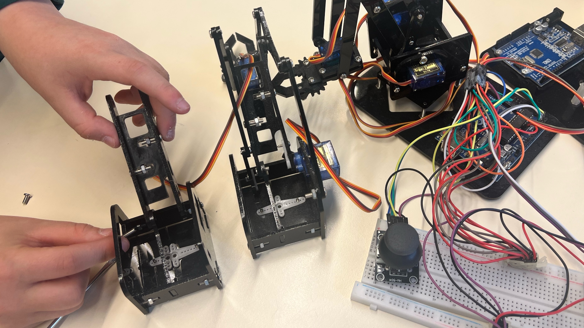 Illustration présentant un atelier de robotique