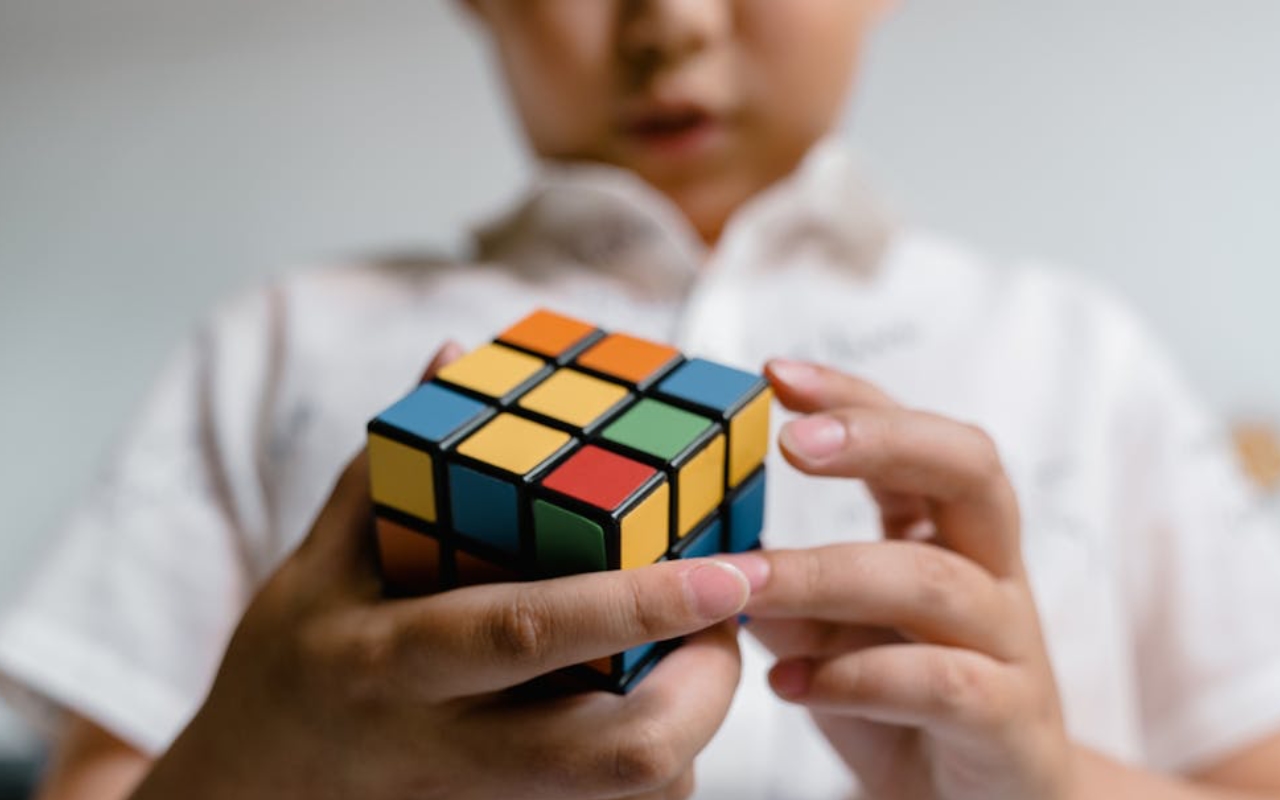 Illustration présentant un groupe collaborant devant un ordinateur